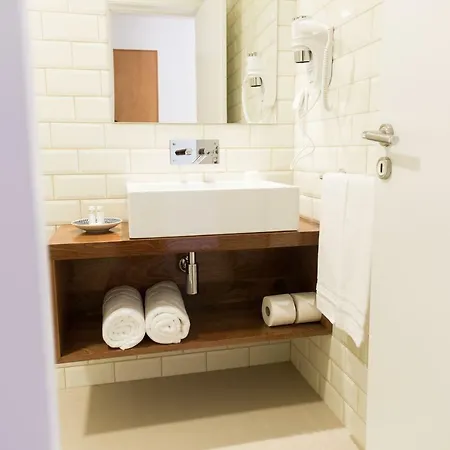 Praca Amarela By Heart Of * Фуншал