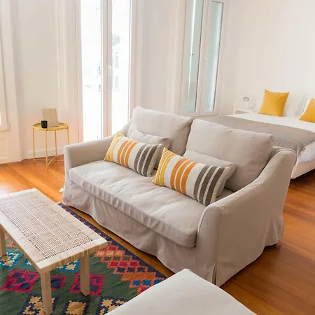 Praca Amarela By Heart Of * Фуншал